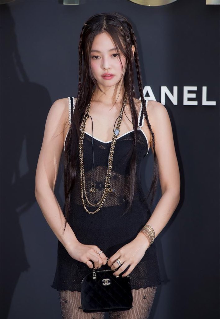 Jennie enflamme la toile avec une tenue audacieuse : les fans divisés