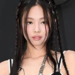 Jennie éblouit avec un look inédit au pop-up store Chanel de Séoul