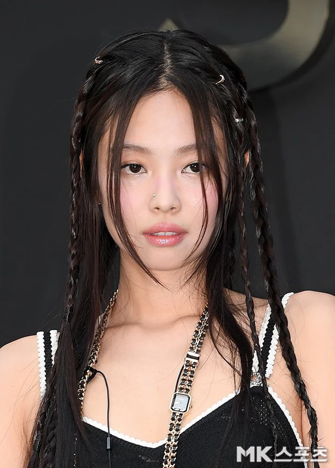 Jennie éblouit avec un look inédit au pop-up store Chanel de Séoul