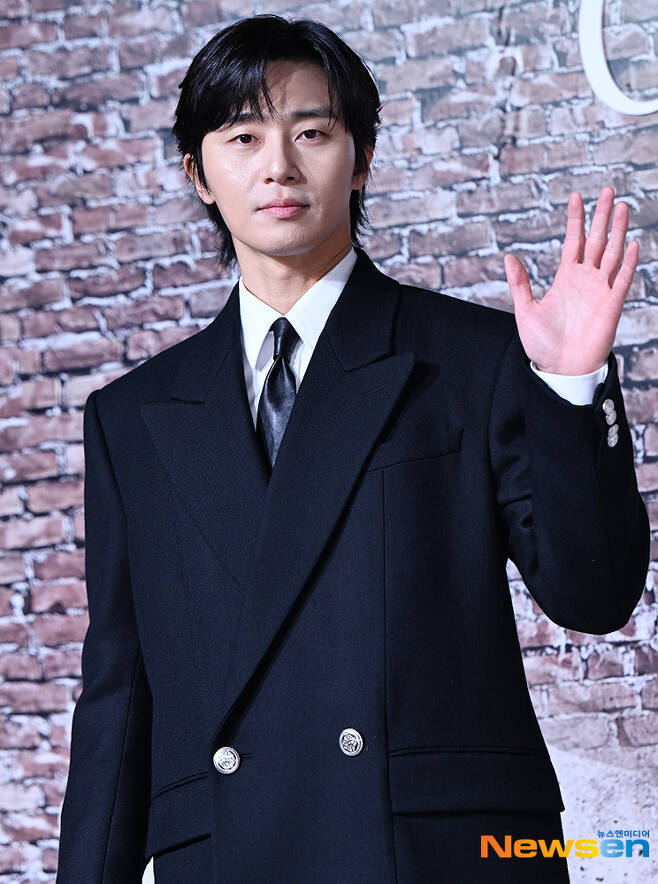 Park Seo-joon de retour dans une nouvelle romance avec des créateurs renommés