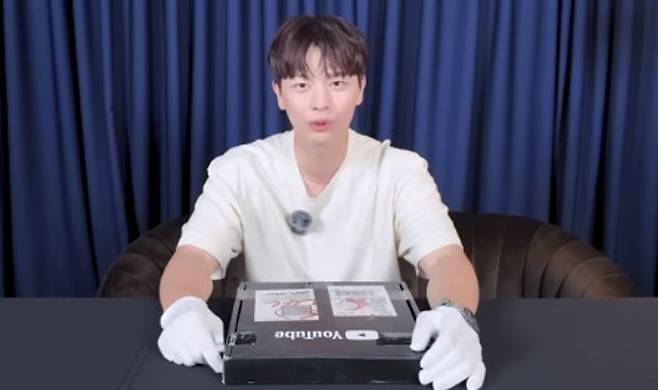 Yook Sungjae se fait piéger par un fantôme en déballant son Silver Button sur YouTube