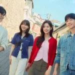 Un nouveau poster de groupe dévoilé pour ‘Love Next Door’ : l’amitié et l’amour au cœur d’un quartier coréen !