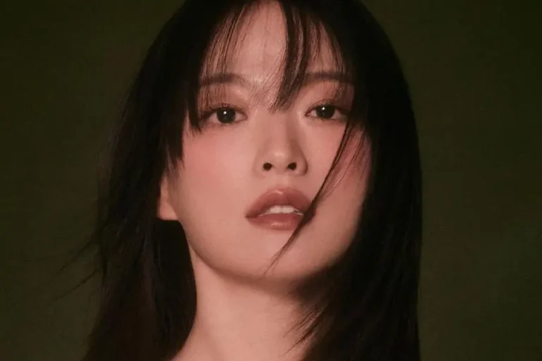 Chun Woo Hee se dévoile dans un shooting parfumé pour Elle Korea