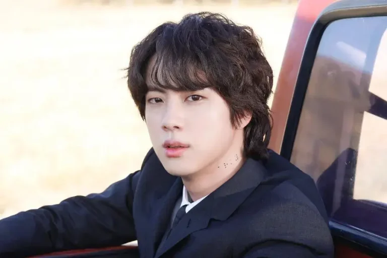 Jin de BTS fait son grand retour musical avec ‘Happy’ !