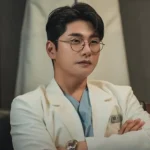 Lee Yi Kyung dévoile les coulisses de son rôle de chirurgien plastique dans ‘Face Me’