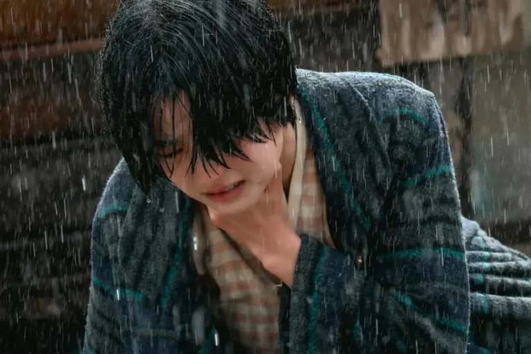 Kim Tae Ri en larmes sous la pluie : un moment déchirant à venir dans ‘Jeongnyeon’