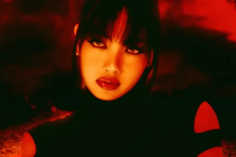 Lisa de BLACKPINK dévoile un mystérieux trailer pour son album solo !