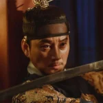 Lee Hyun Wook se dévoile sur son rôle royal dans ‘The Queen Who Crowns’